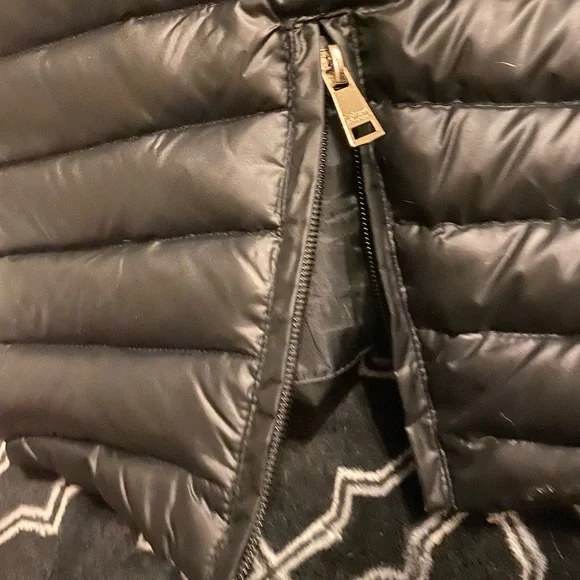 Black puffer winter get jacket, size Large. - Picture 4 of 5